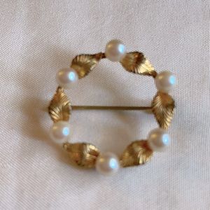🌟 Victorian gold & pearl brooch